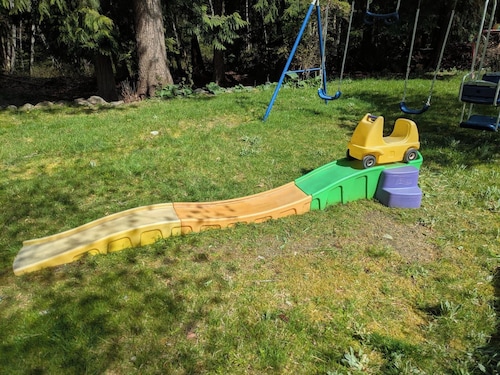Forest 1-BR Suite w/Hot Tub, Playground & BBQ
