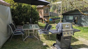 Outdoor dining - Forest 1-BR Suite w/Hot Tub, Playground & BBQ (Halfmoon Bay)