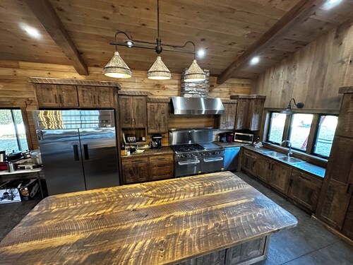 NEW!! Beautiful 8-bedroom 8 bath lodge in quiet Country Valley