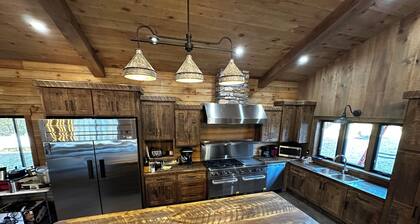 NEW!! Beautiful 8-bedroom 8 bath lodge in quiet Country Valley
