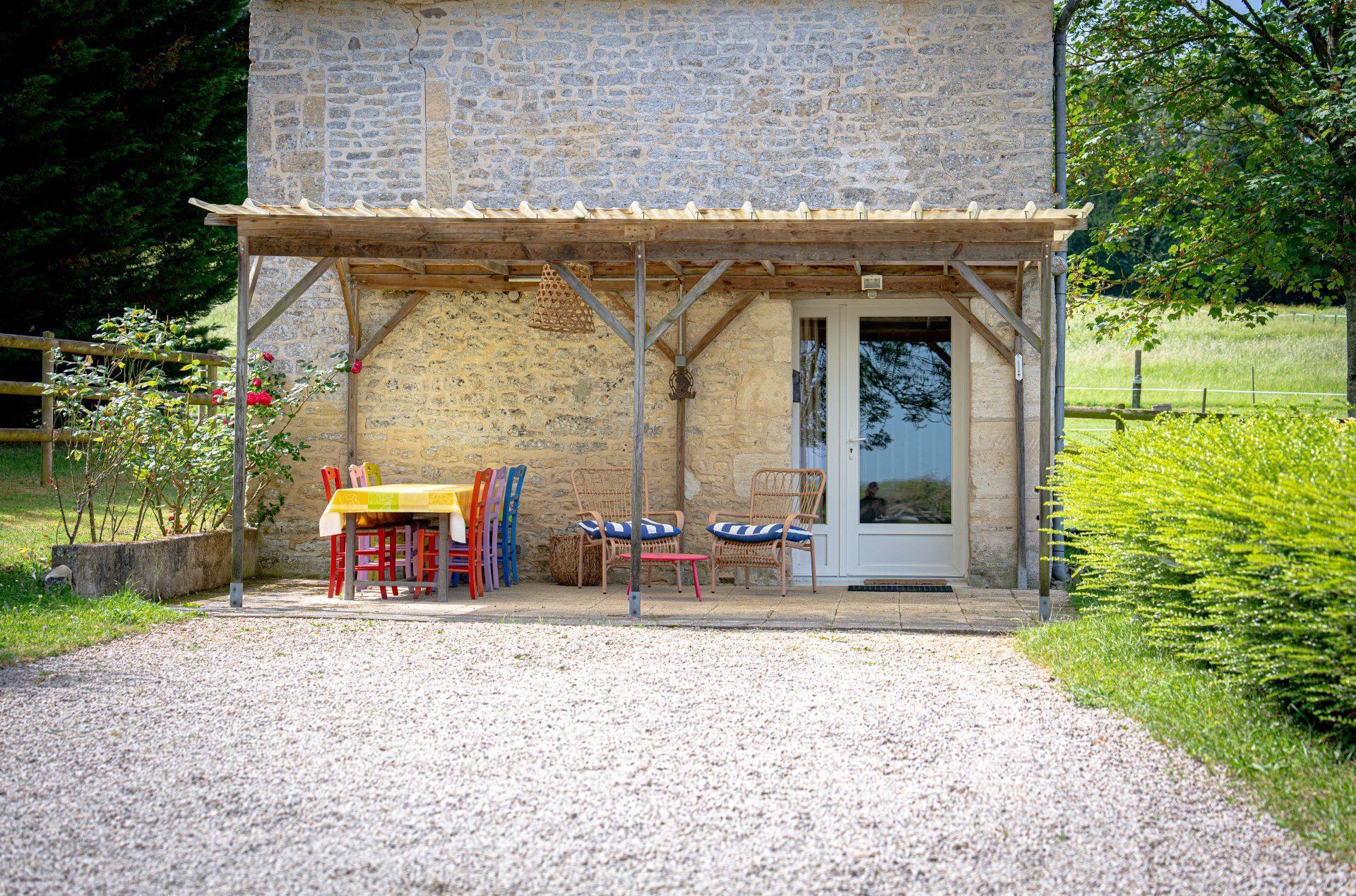 Avant de la maison, avec espace détente et repas