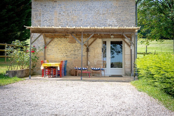 Avant de la maison, avec espace détente et repas