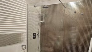 Douche, sèche-cheveux, bidet, serviettes fournies
