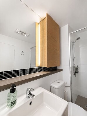 Unclassified image, 5 of 19, button - 5 minutes to St. Kilda Beach! Couples Getaway with Free Wifi & Parking (St Kilda)