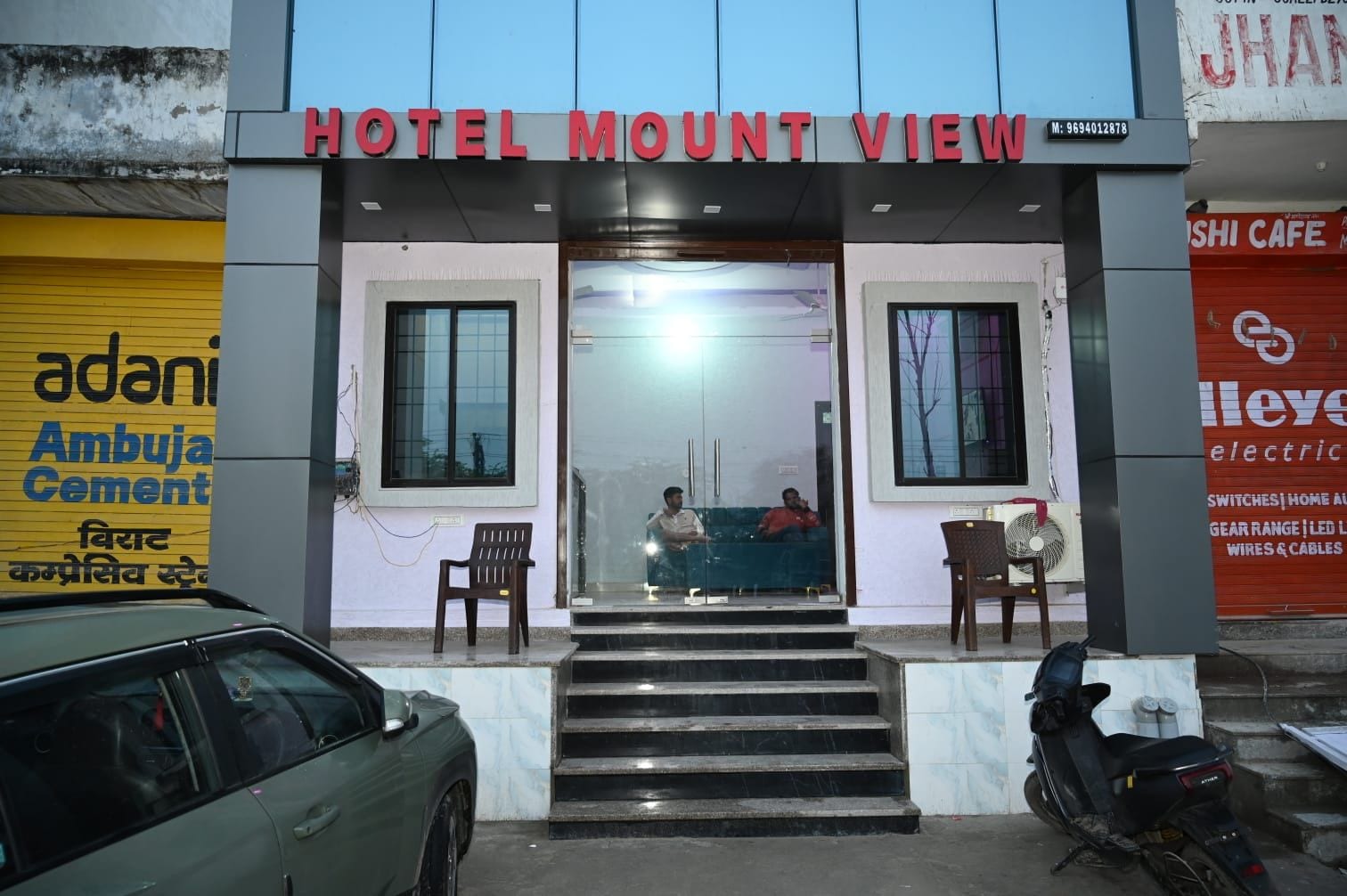 Entrada de hotel com uma placa indicando 'HOTEL MOUNT VIEW'.