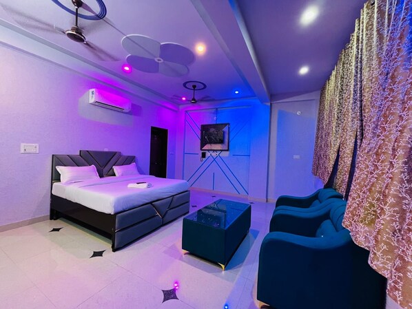 A modern bedroom with a bed, a desk, and a chair. - Hotel Mount View (Amer)