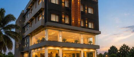 A multi-story hotel with a prominent sign reading 'HOTEL WHITE HOUSE'.