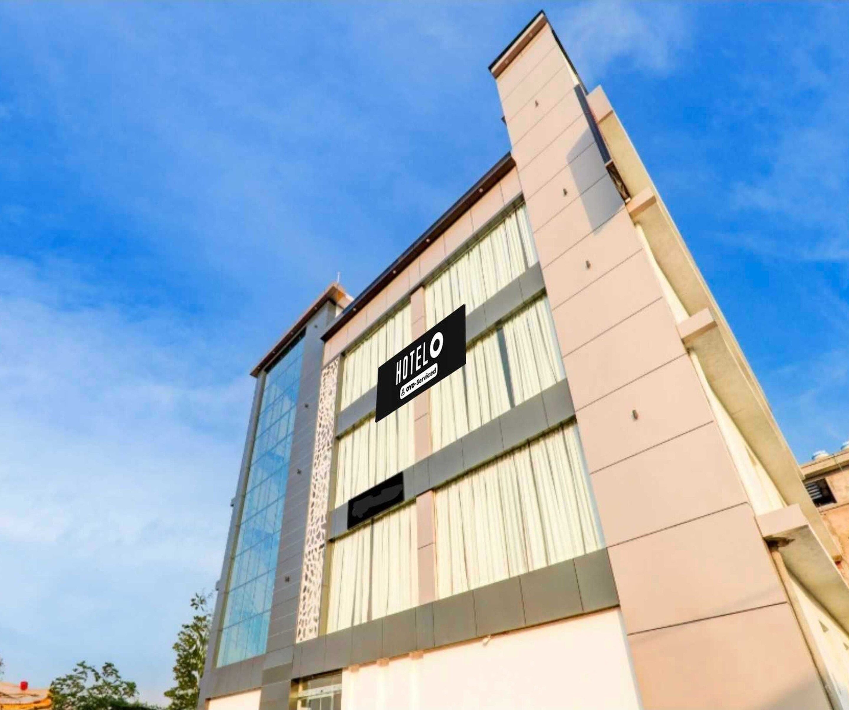 Un moderno edificio de hotel con un cartel que indica que cuenta con servicios de Agoda.