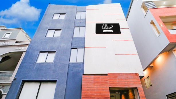 Een meerhoog gebouw met een modern ontwerp, met gevels in blauw, wit en rood.