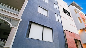Een meerlaags gebouw met een moderne architectuur, met een opvallend centraal raam en een bord dat wijst op een opslagruimte.