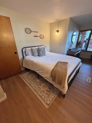 1 bedroom, iron/ironing board, free WiFi, bed sheets - Cozy One Bedroom Condo Near Downtown Bismarck (Bismarck)