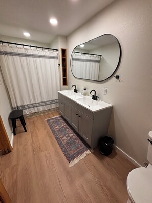 Towels, soap, shampoo, toilet paper - Cozy One Bedroom Condo Near Downtown Bismarck (Bismarck)
