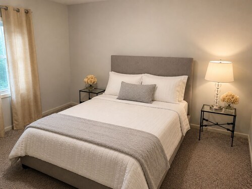 Fairway Retreat: Hot Tub, Pool, Outdoor Bar, Gym, & Fire Pit, 1 Mile to Downtown