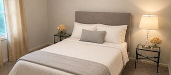 Fairway Retreat: Hot Tub, Pool, Outdoor Bar, Gym, & Fire Pit, 1 Mile to Downtown
