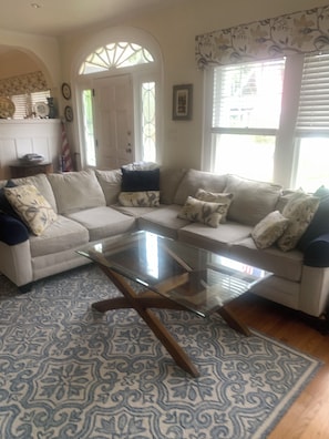 Living area - Two bedroom, Two Bath with Pool in vibrant Downtown Orlando (Orlando)
