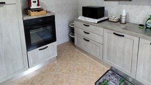 Private kitchen - Vrbo Property (Maddaloni)