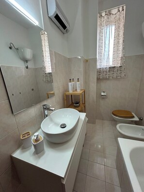 Hair dryer, bidet, towels, soap - Vrbo Property (Maddaloni)