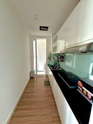 Private kitchen - 2 bedrooms AirPort view apartment  (Tan Son Hoa)