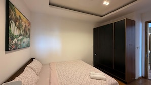 Familien-Zweibettzimmer, Stadtblick | Verdunkelungsvorhänge, Bügeleisen/Bügelbrett, kostenloses WLAN
