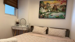 Familien-Zweibettzimmer, Stadtblick | Verdunkelungsvorhänge, Bügeleisen/Bügelbrett, kostenloses WLAN