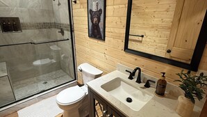Suihku, hiustenkuivaaja, pyyhkeet, saippua