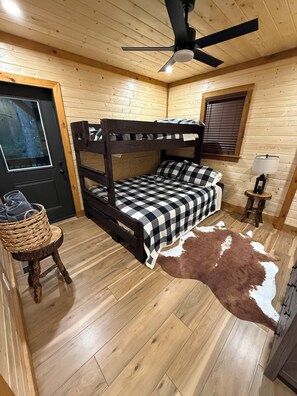 Unclassified image, 3 of 11, button - Cozy 2-bedroom cabin with Hot Tub and Fire Pit in Boone! (Boone)
