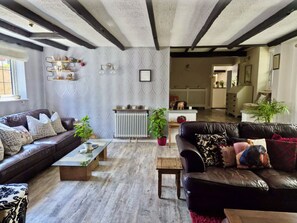 Living area - Charming Village Cottage | Spacious | 4 Bedroom | Large Garden | Pet Friendly 🐾 (Bagshot)