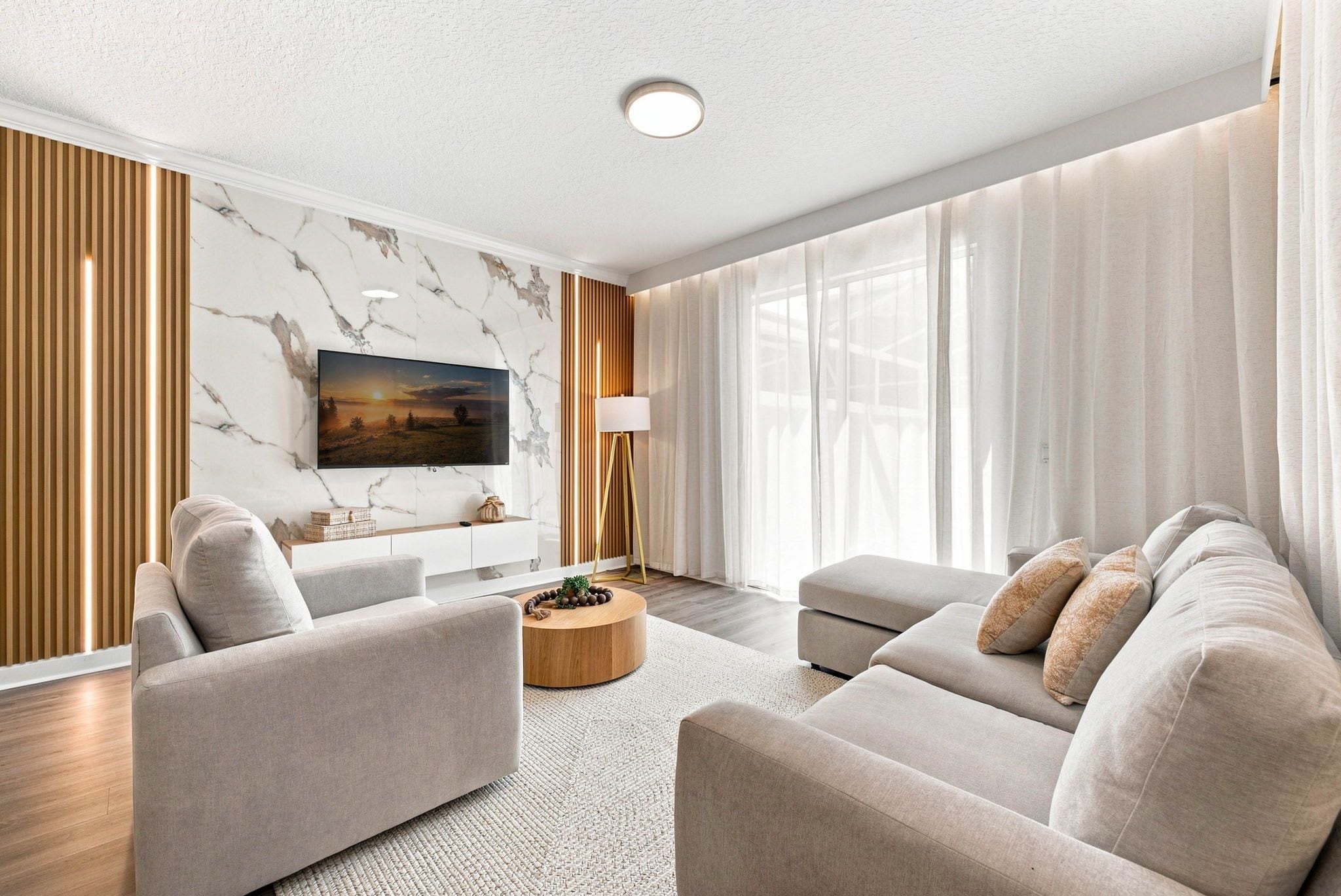 Villa (4 Bedrooms) | Woonruimte | Een 50-inch televisie met kabelzenders
