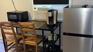 Coffee/tea maker, fridge, microwave, electric kettle - Cozy Studio Style Private Guest House (Banning)