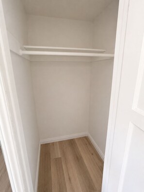 A room with a wooden floor, white walls, and a white door. - Cozy Studio Style Private Guest House (Banning)