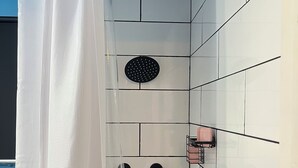 Shower, hair dryer, towels, soap - Cozy Studio Style Private Guest House (Banning)