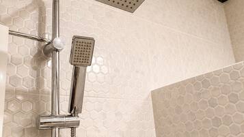 Deluxe Double Room | Bathroom