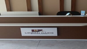 A reception desk with a sign reading 'URBAN OASIS by Anshul Design.' - Suite Hotel Urban Oasis (Pune)