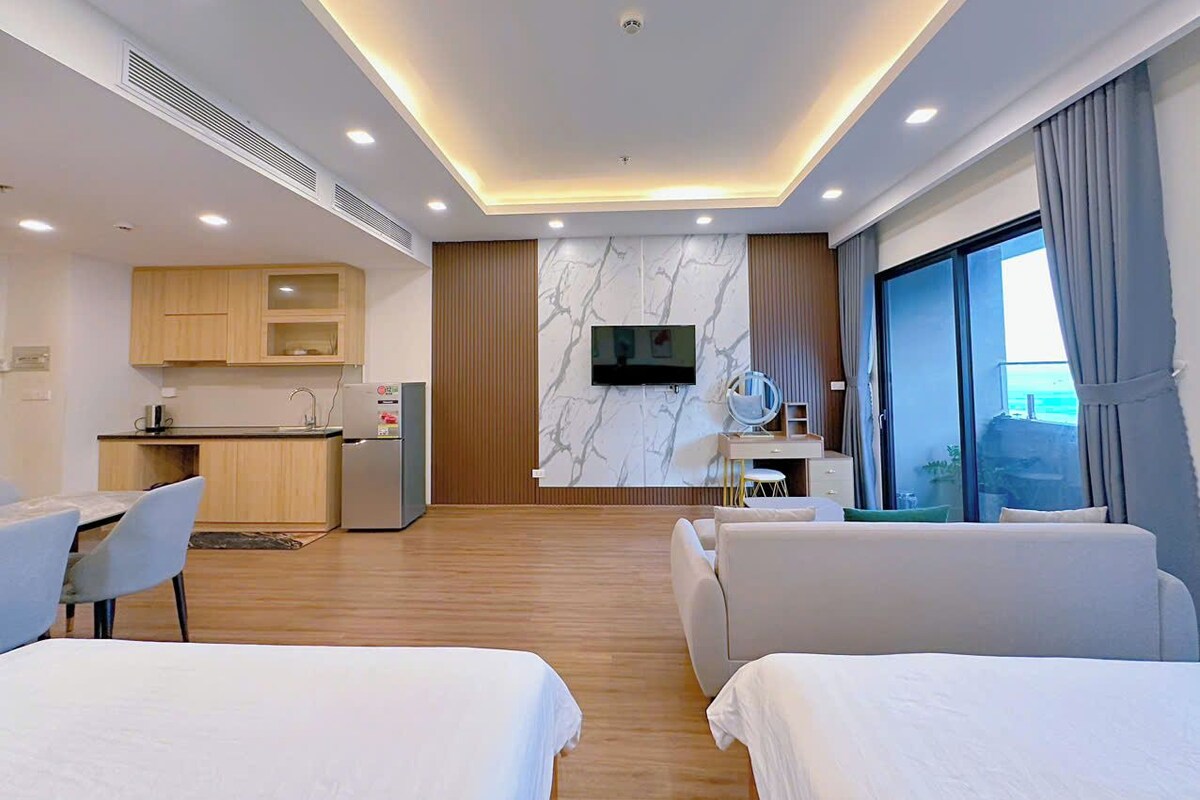 Apartemen Deluks, pemandangan pantai | Meja kerja, ruang kerja ramah laptop, dan tirai kedap cahaya