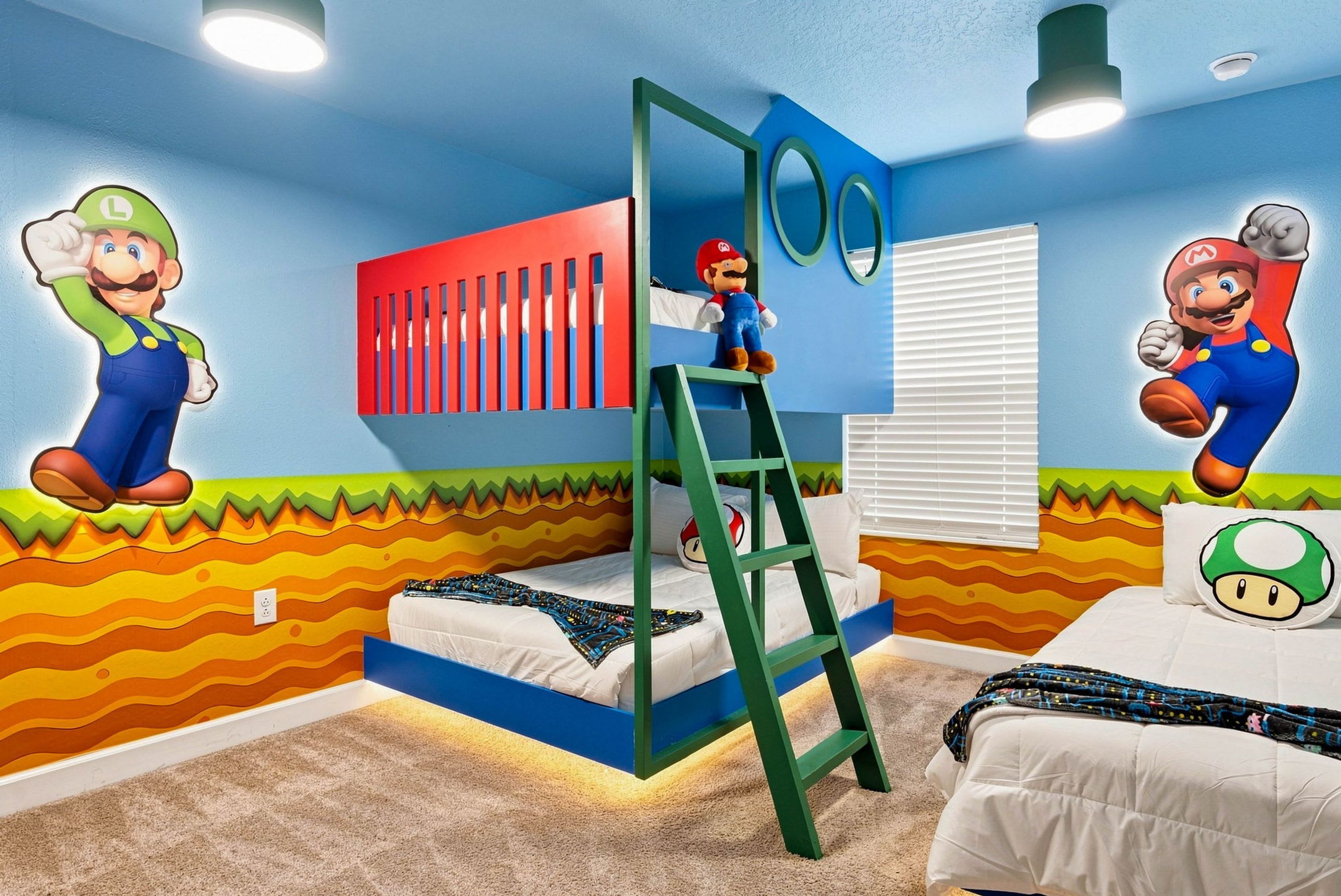 Een slaapkamer met een bed, een ladder en decoraties aan de muur, waaronder personages uit Mario.