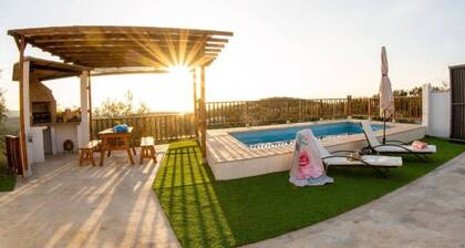 Peaceful Rural Home With Pool