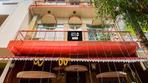 Un immeuble à plusieurs étages, sur lequel on peut voir une enseigne indiquant qu’il s’agit d’un hôtel.