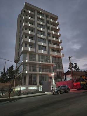 Un edificio de varios pisos con balcones y ventanas amplias.