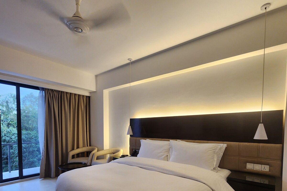Habitación doble Deluxe, balcón, vista al patio | Tabla de planchar con plancha y wifi gratis 