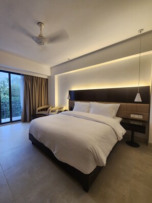Habitación doble Deluxe, balcón, vista al patio | Tabla de planchar con plancha y wifi gratis 