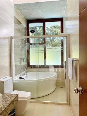 Habitación doble Deluxe, balcón, vista al patio | Baño | Pantuflas 