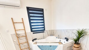 Bathroom - L'Écrin du Sud - Toulon - Ollioules with a private pool and spa (Ollioules)