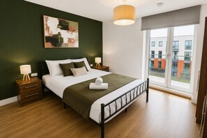 2 Schlafzimmer, Schreibtisch, Bügeleisen/Bügelbrett, Reisekinderbett