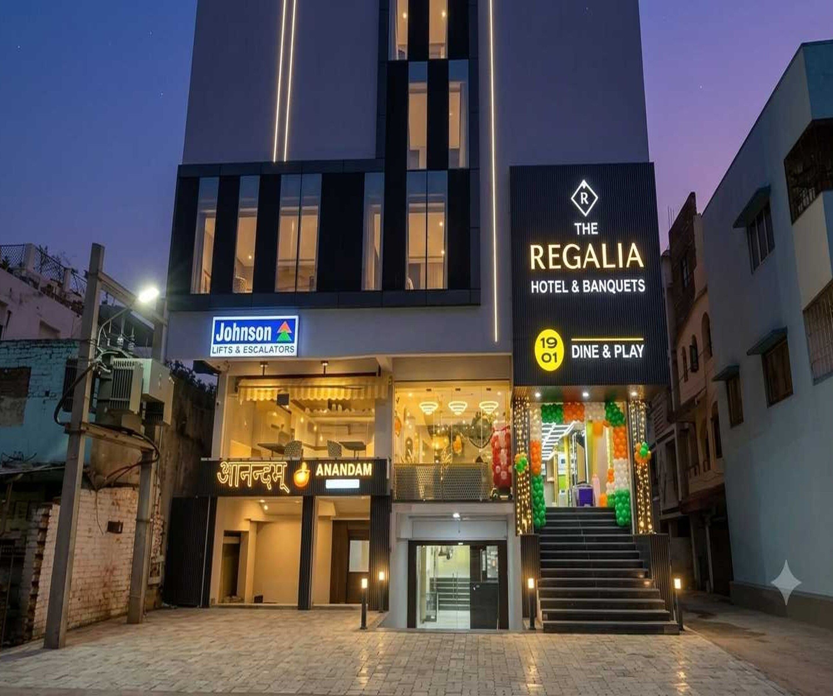 Un hôtel avec une enseigne indiquant « Johnson Lifts & Escalators » et le restaurant « Anandam ».