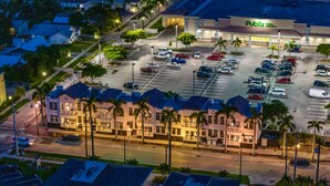 Una farmacia Publix con parcheggio e edifici residenziali adiacenti.