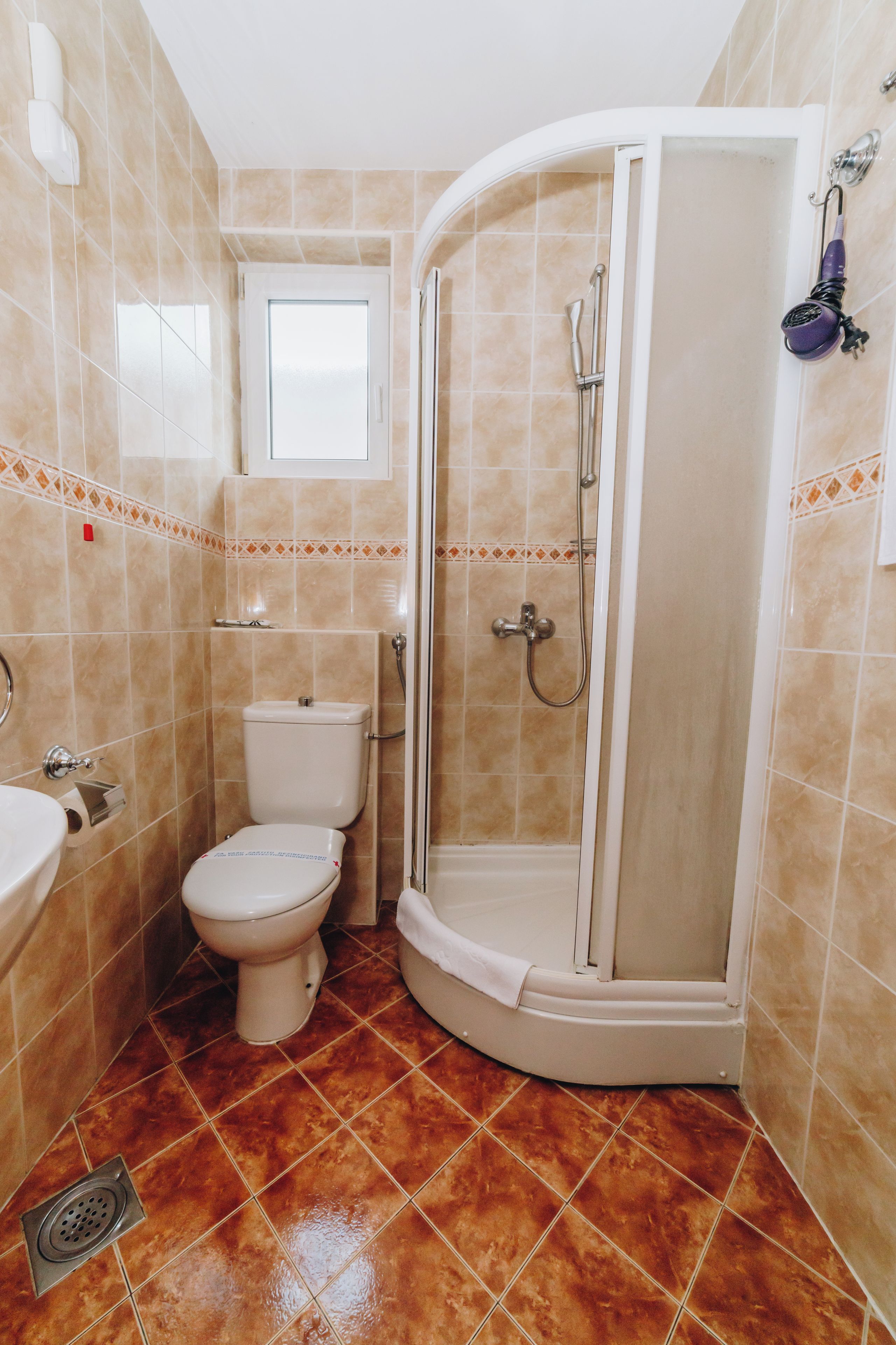 Habitació triple estàndard | Bany | Assecador de cabells, tovalloles, sabó i xampú 