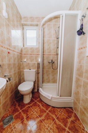 Kamar Triple Standar | Kamar mandi | Pengering rambut, handuk, sabun, dan sampo