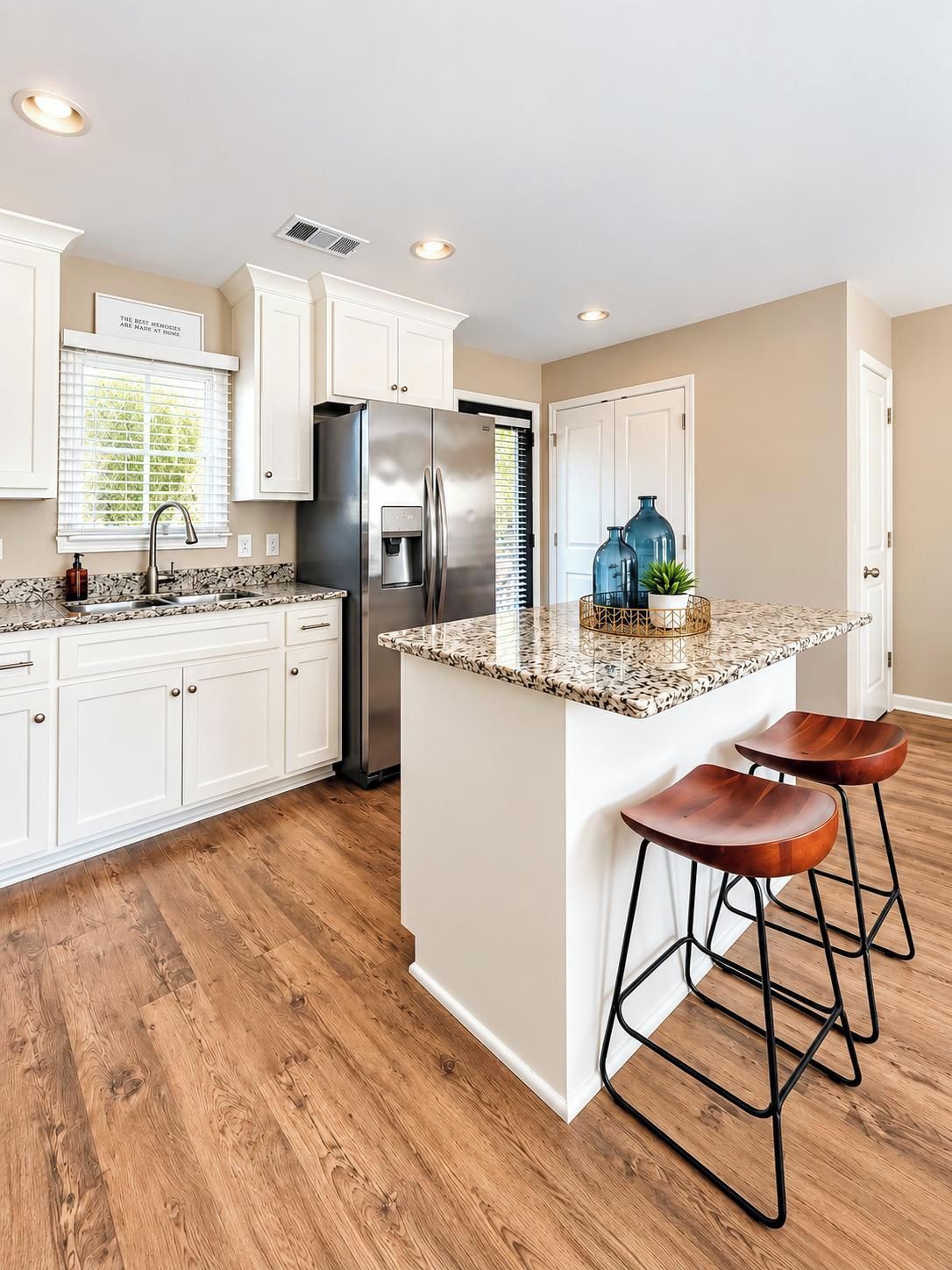 Coffee/tea maker, fridge, microwave, stovetop