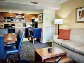 Living area - Deluxe 2BR at Wyndham Long Wharf Resort -walk to downtown - 2.3 miles from Beach (Newport)