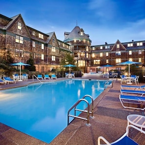 Pool - Deluxe 2BR at Wyndham Long Wharf Resort -walk to downtown - 2.3 miles from Beach (Newport)